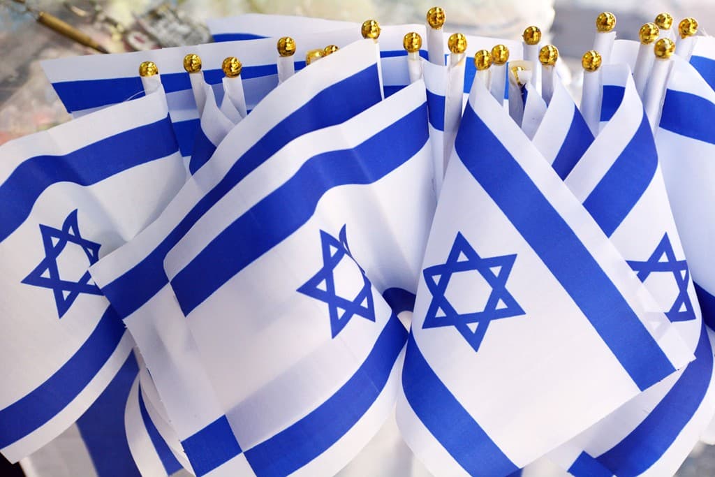 מקשטים ומדגלים את המדינה
